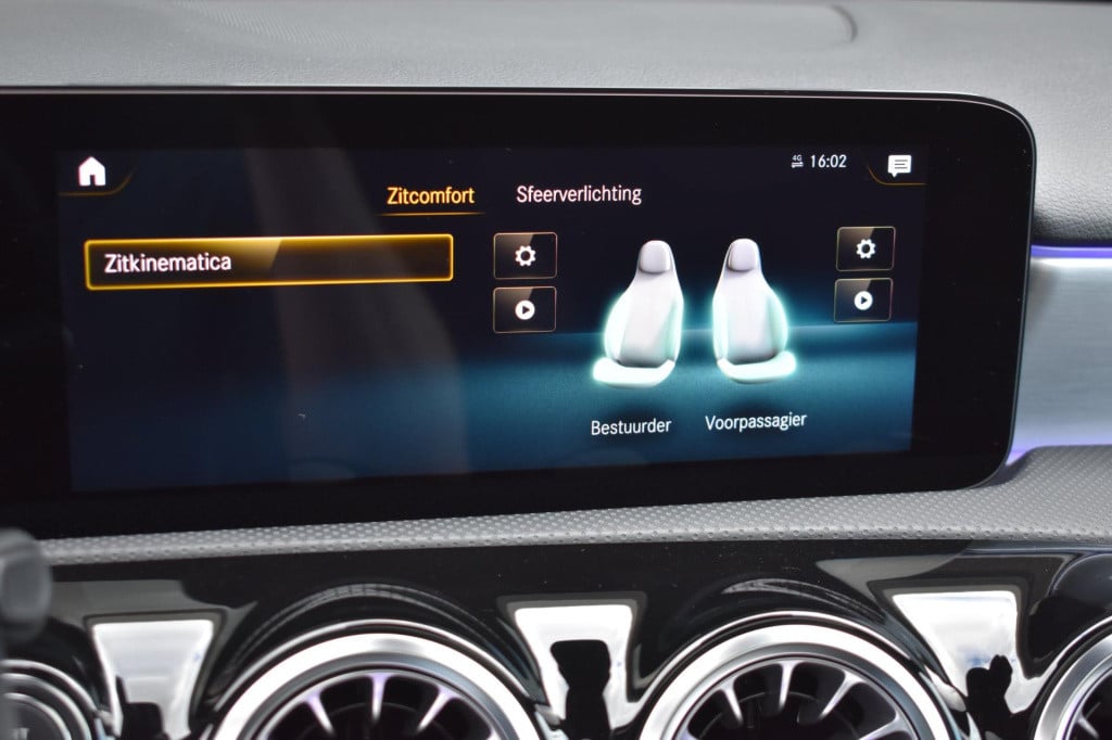 Mercedes-Benz A-Klasse 180 amg night | sfeerverlichting | panoramadak | app