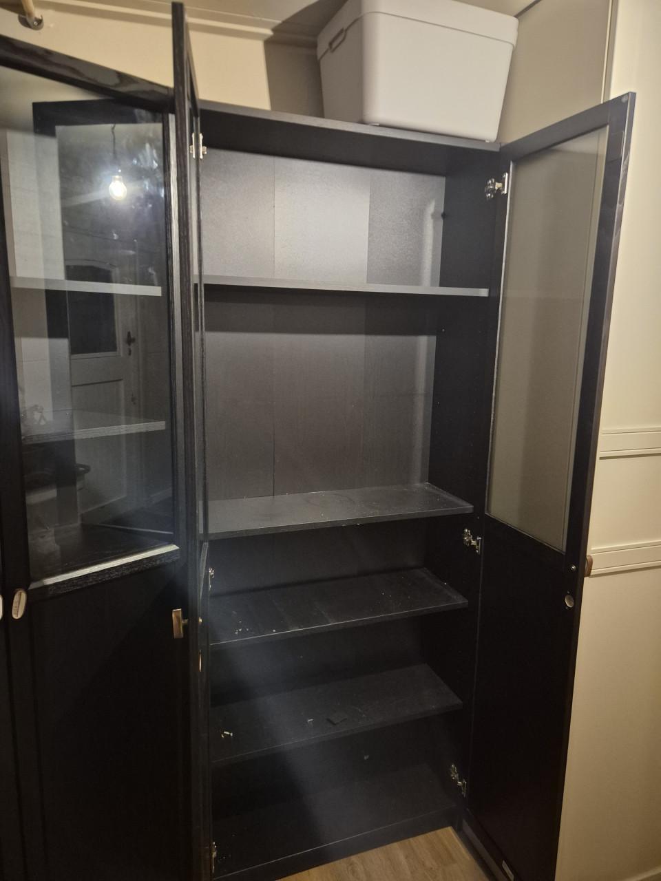 Zwarte servies kasten