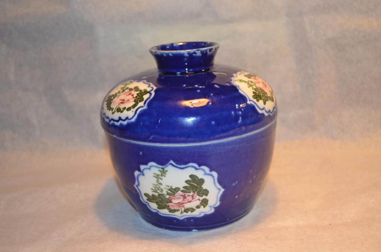 Twee polychrome porseleinen dekselpotten China 20e eeuw.