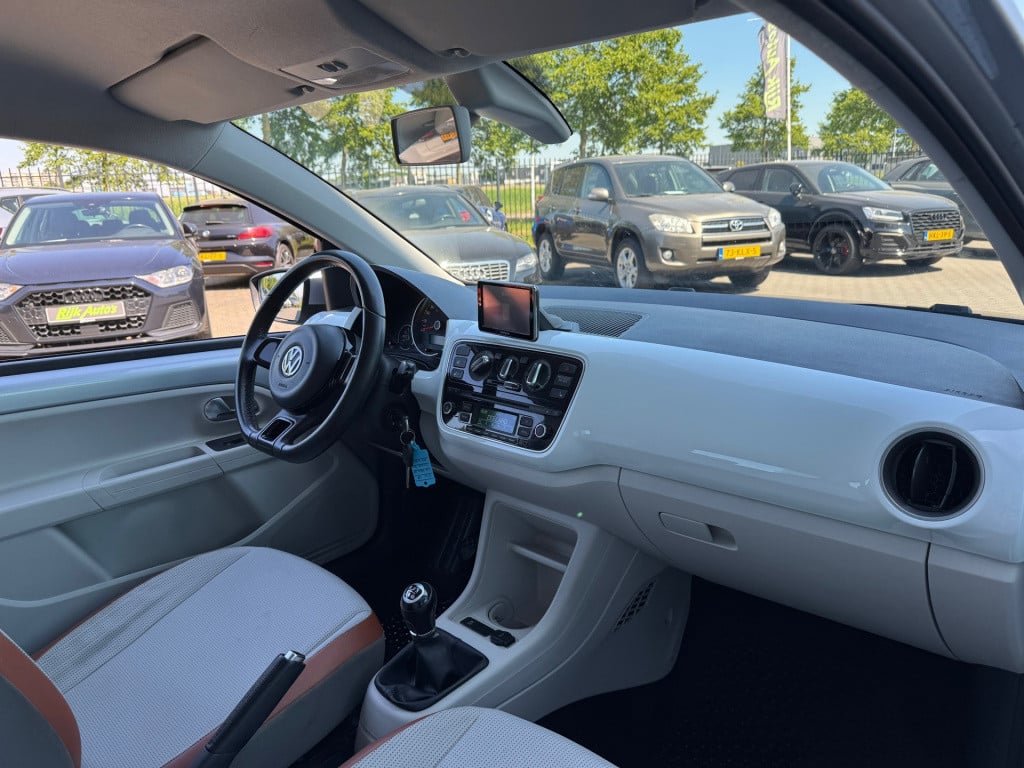 Volkswagen UP! 1.0 high up! * stoelverwarming * navi * lm velgen