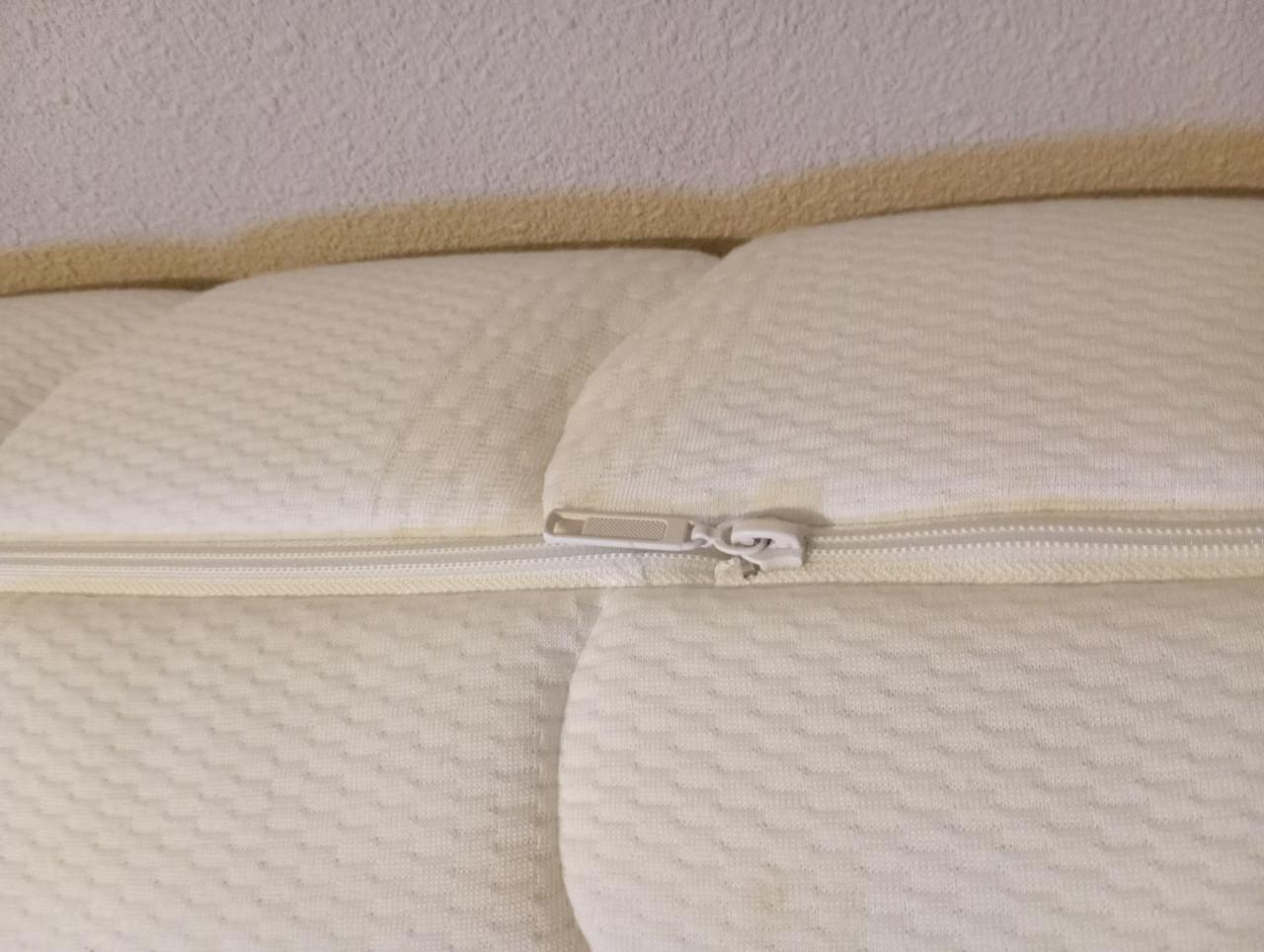 Kasten, fauteuils, lamp, poef, matras