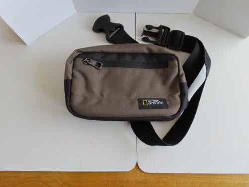 Heub tasje Merk: National Geographic Breed: 23 cm Hoog: 14 cm €.10,00