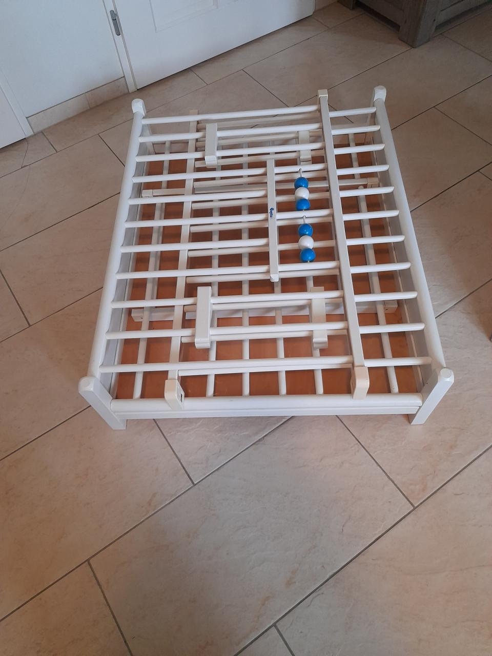 Witte inklapbare bopita box (in goede staat ) in hoogte verstelbaar!