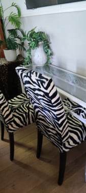 Super leuke set: 2x Zebra stoelen met of zonder wit metalen side table