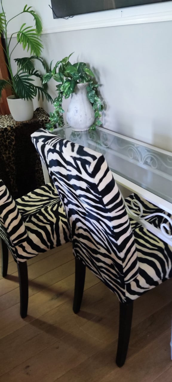 Super leuke set: 2x Zeebrastoelen + evt. wit metalen met glas side table