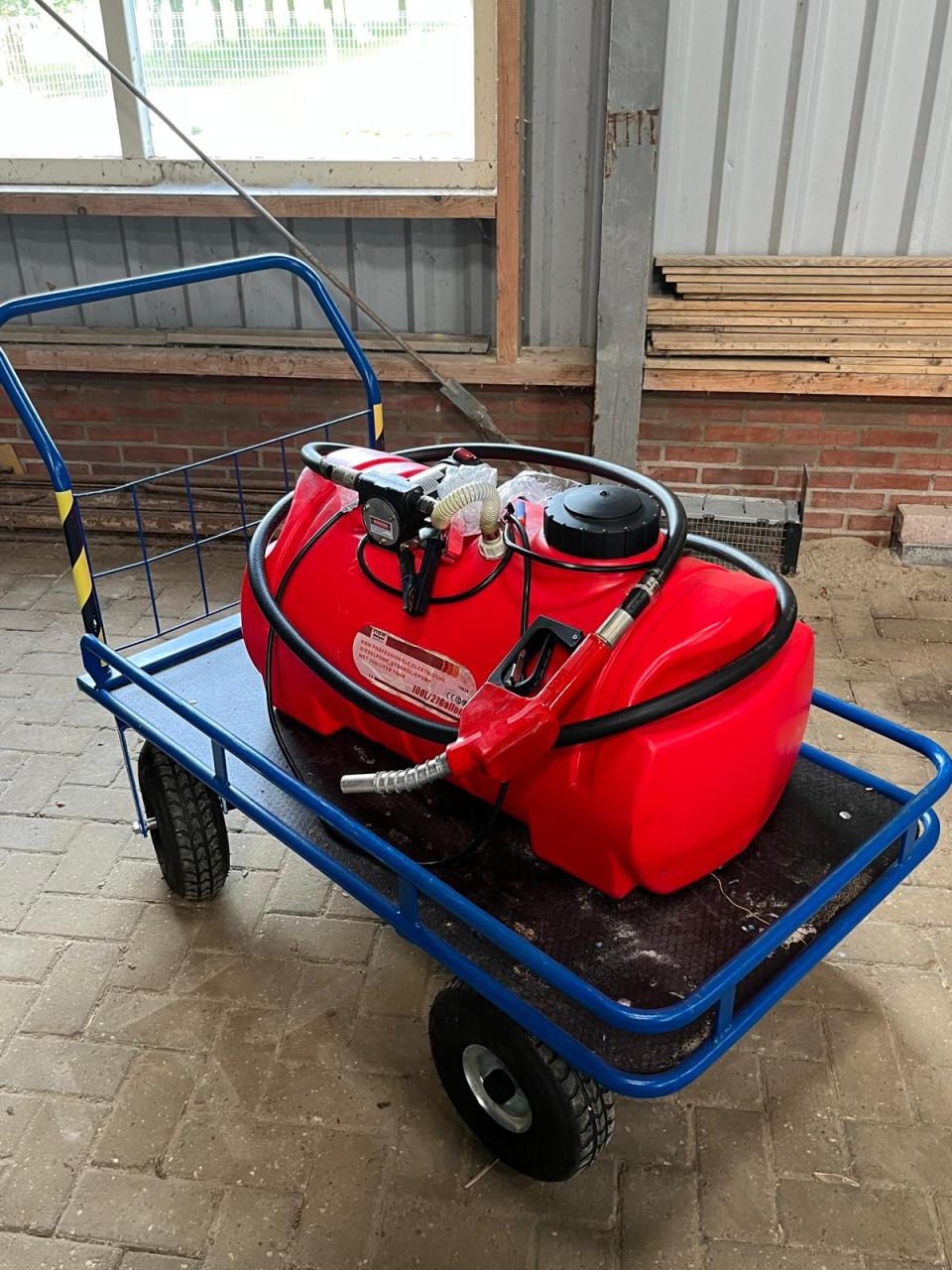 Dieseltank , 100 liter met vulslang met plateau wagen