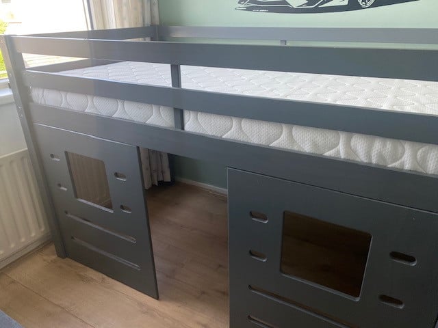 Kinderbed half hoogslaper grijs incl. matras
