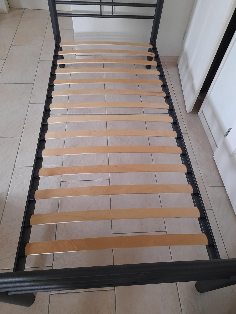 Metalen bed ( in goede nette staat )  Kleur antraciet!