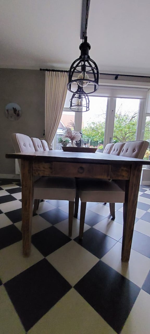 Eetkamertafel met 6 stoelen