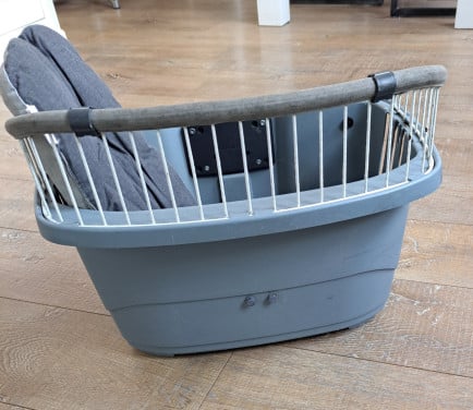 Hondenmand voor op de fiets.