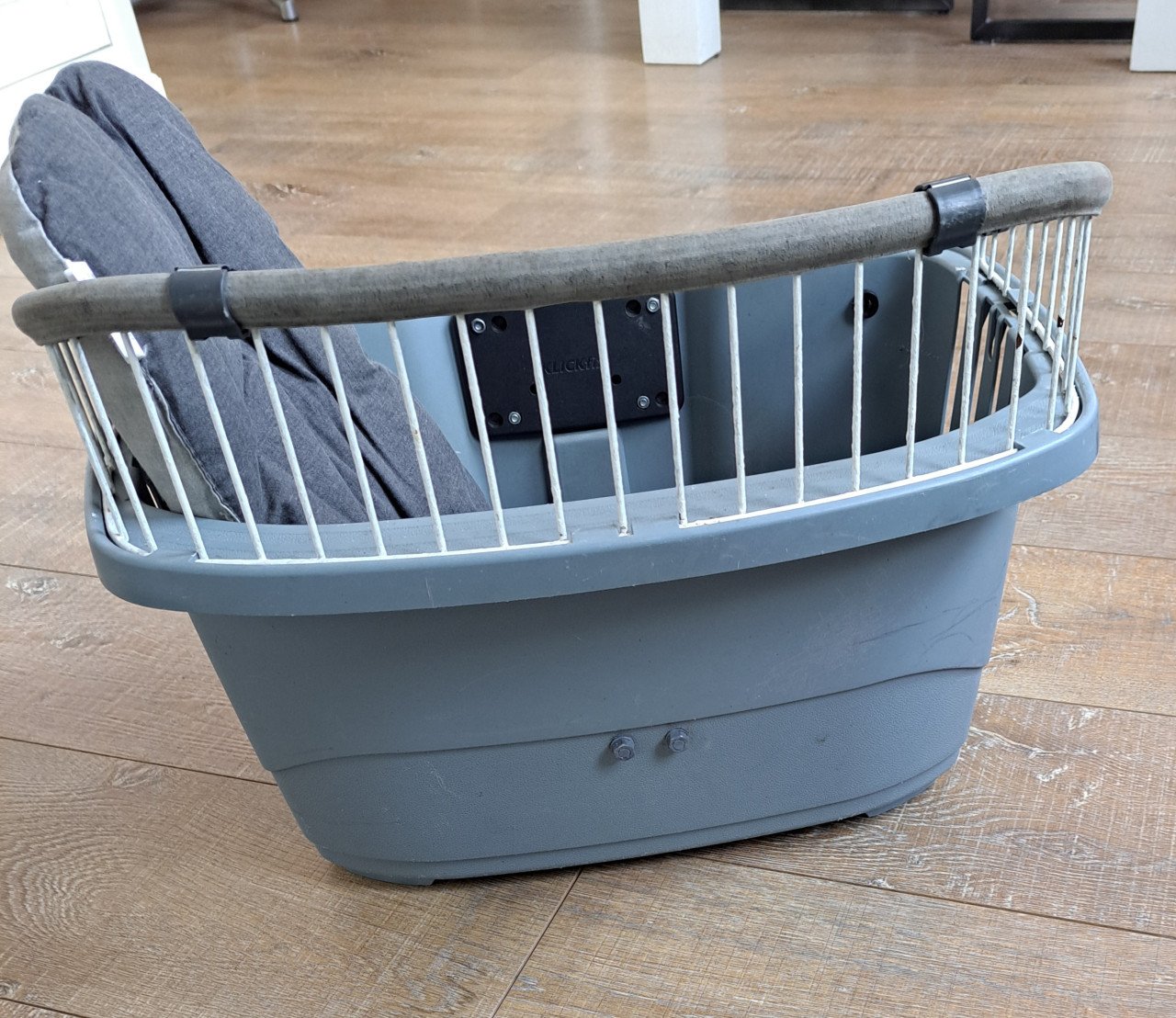 Hondenmand voor op de fiets.