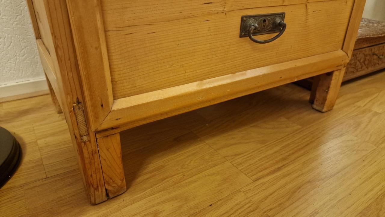 Grenen vitrinekast (Oost-Europees)