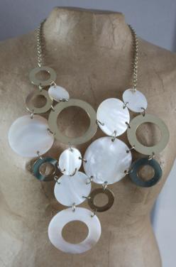 Ketting parelmoer schelpen en goudkleurige rondes