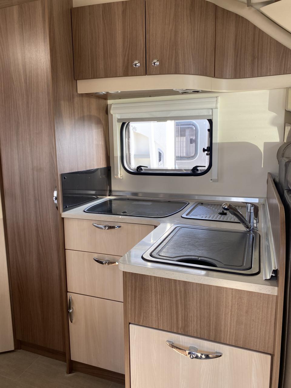 Burstner BT 6641 - Half-integraal camper - Op 🚐 Fiat  Ducato basis