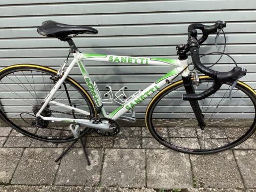 Junior race-fiets.  Frame-maat: 50.      Merk: Sanetti.   Aluminium frame.