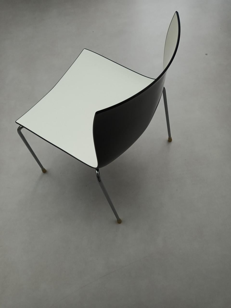 4 of 6 Arper eetkamerstoelen Zwart/Wit