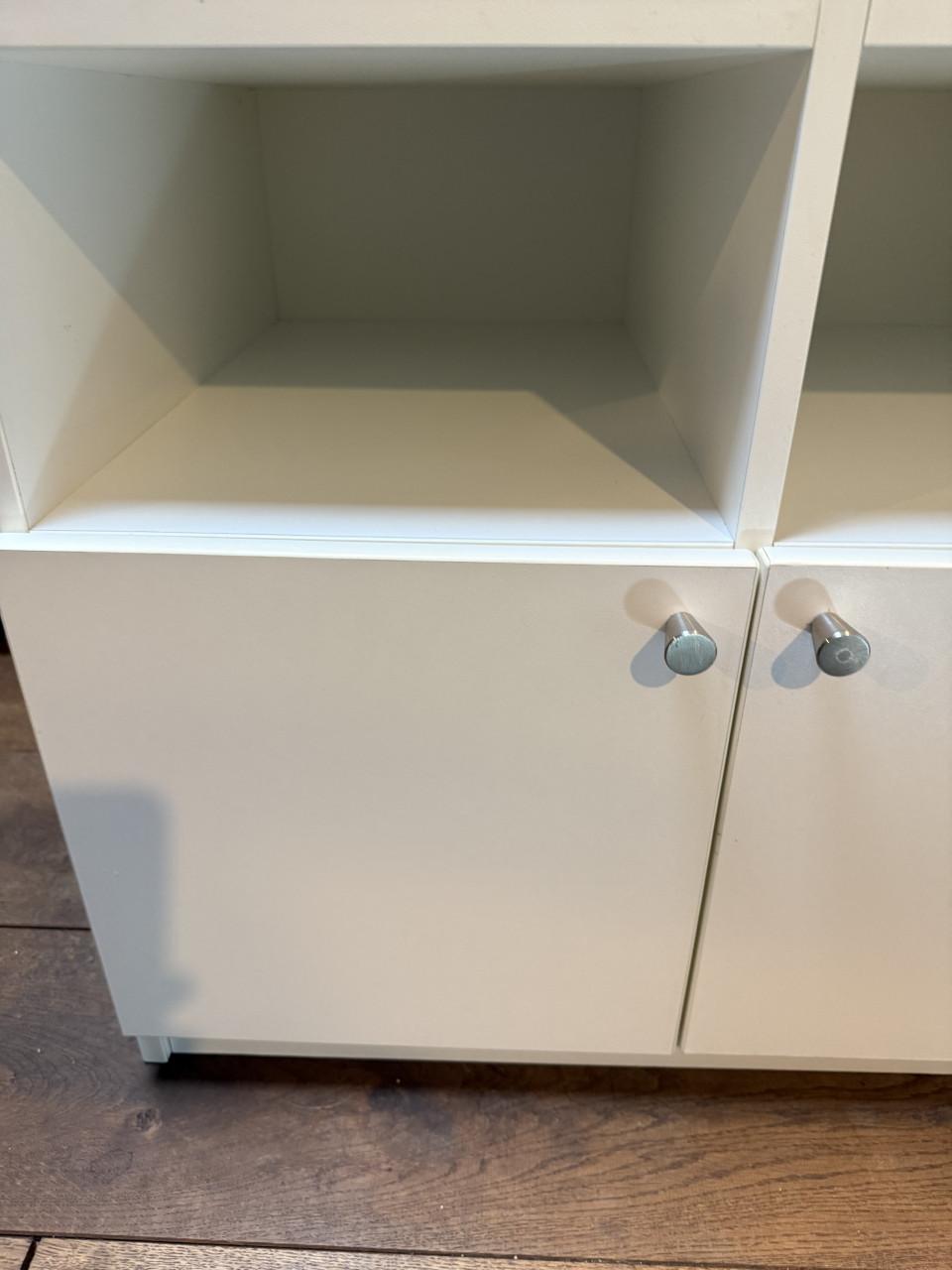 Degelijke vakkenkast