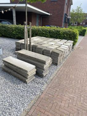 Flinke partij stoeptegels 30/30/5 gratis Goes