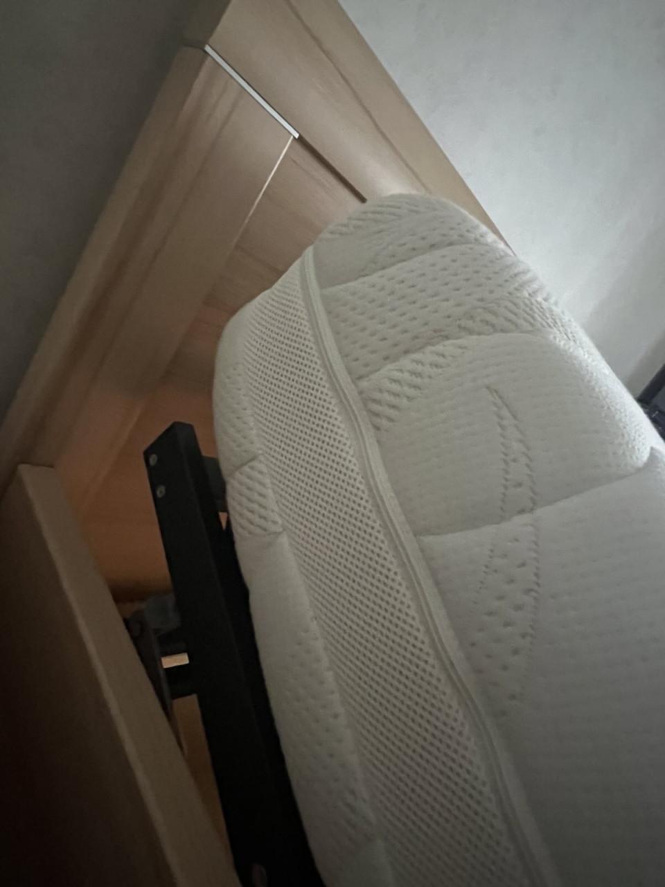 Eiken ledikant+verstelbare lattenbodem. Incl. matras/nachtkastje