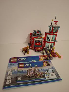 Lego city brandweerkazerne 60215 compleet met boekjes