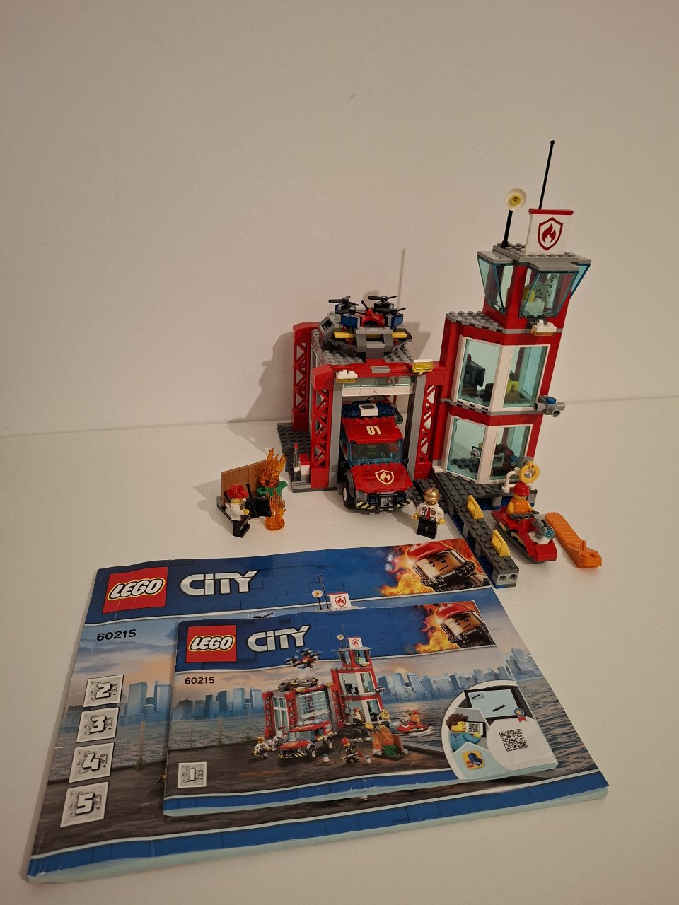 Lego city brandweerkazerne 60215 compleet met boekjes