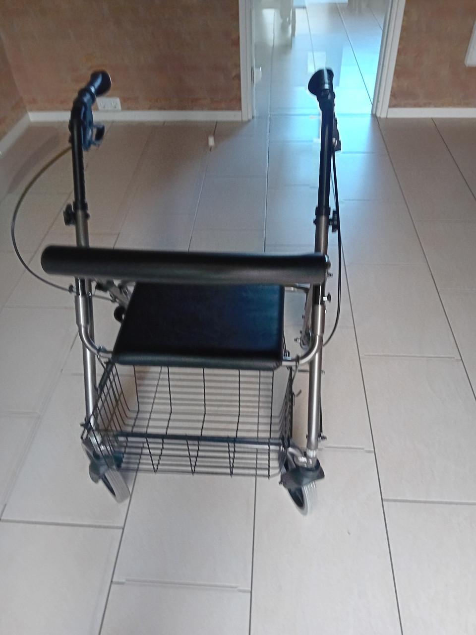 Te koop sterke stevige rollator in zeer goede staat met boodschappenrek