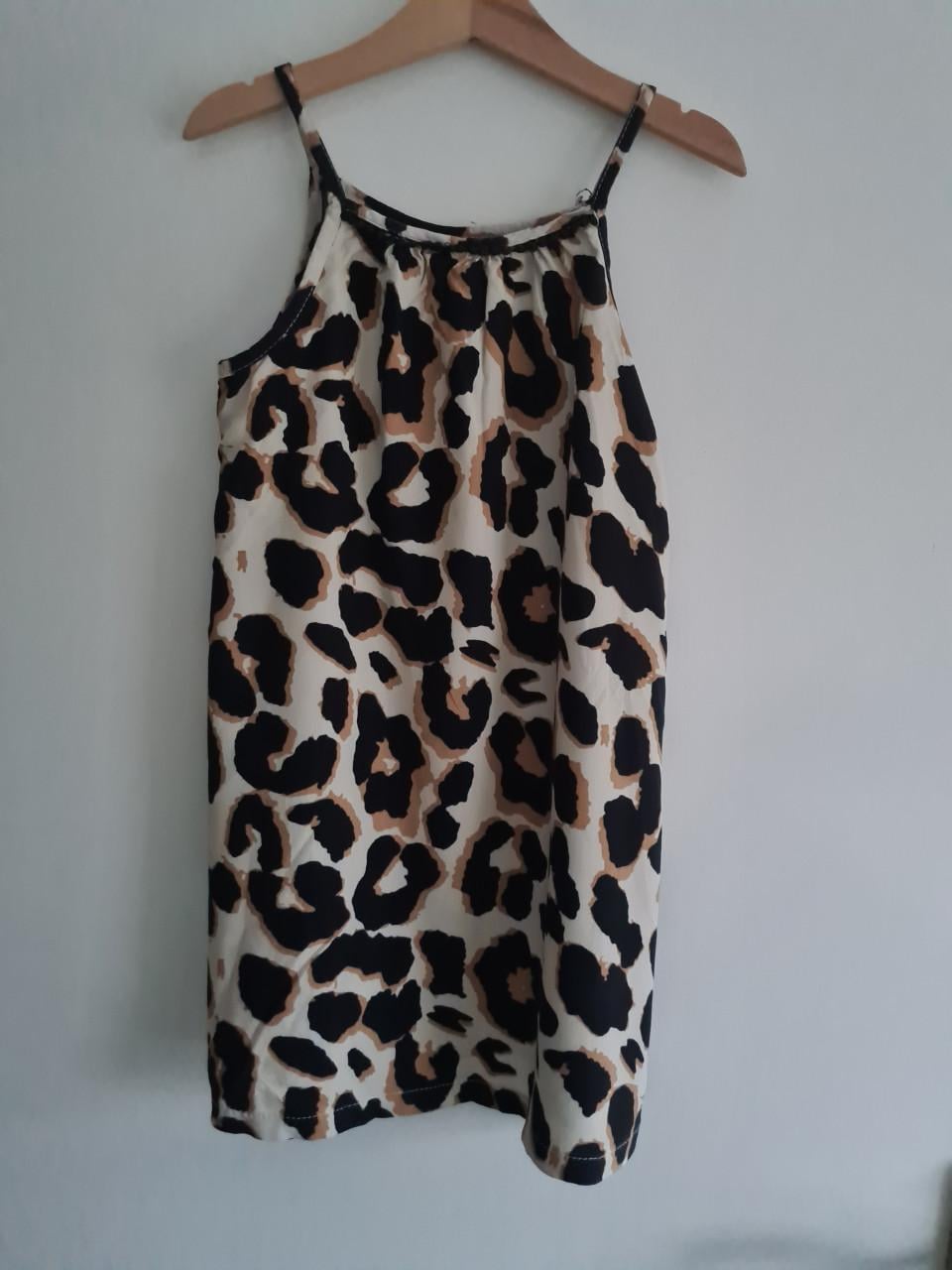 Leuk mouwloos blousje met trendy luipaardprint, voor de zomer. Mt 122-128