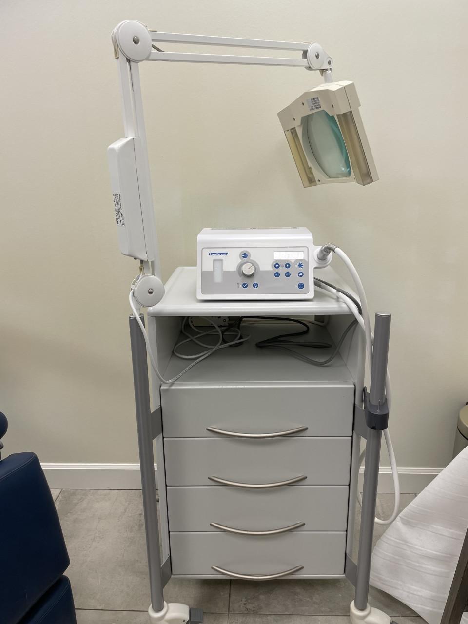 Pedicurestoel, pedicuremotor, instrumentenkast met loeplamp