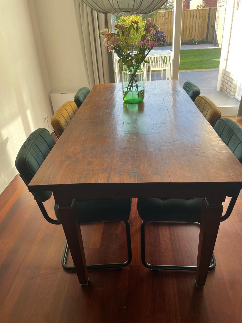 Robuuste houten eettafel – karaktervol en tijdloos