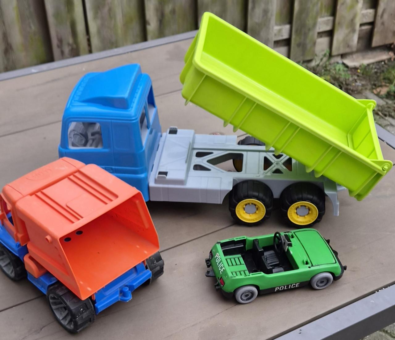 3 speelgoedauto's voor buiten