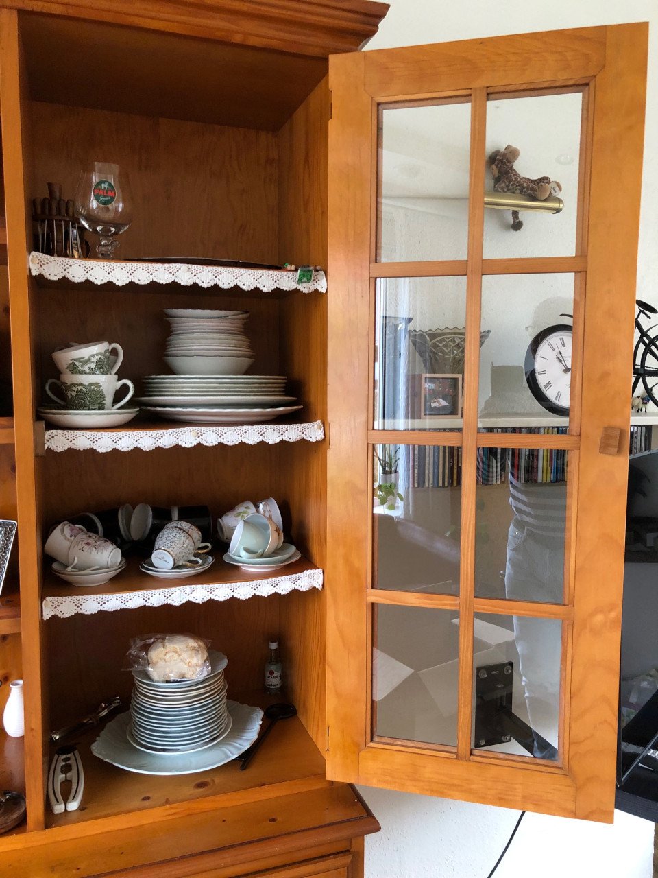 Houten buffetkast met glasdeuren.