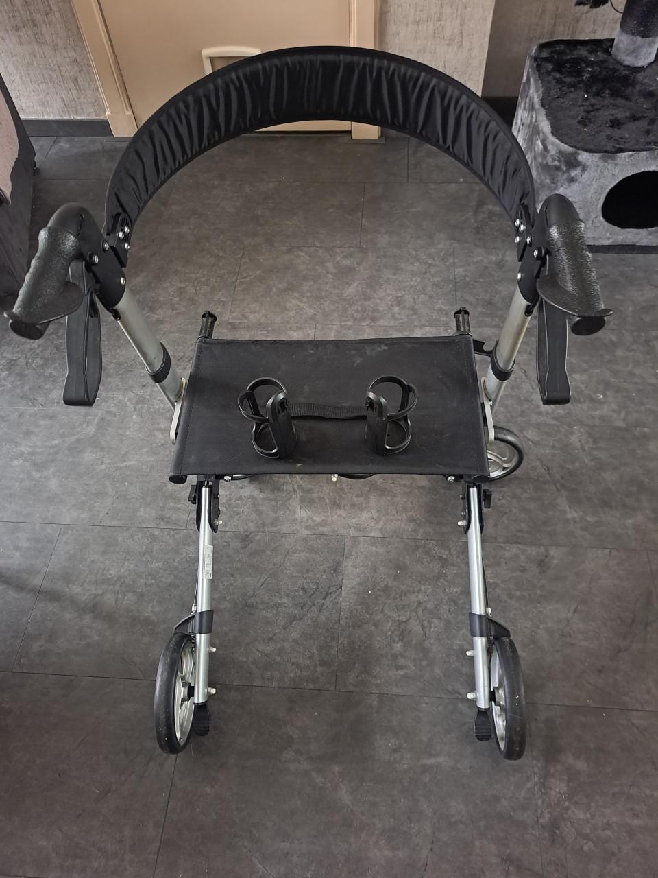 OPVOUWBARE ROLLATOR MET RUGGENSTEUN.
