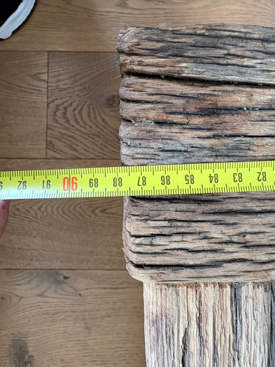 Salontafel van wagonhout met zwarte stalen poten