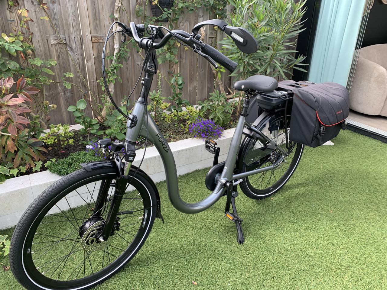Elektrische fiets, merk FORSA, extra lage instap, zwart.