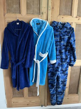 2 badjassen en 1 onesie
