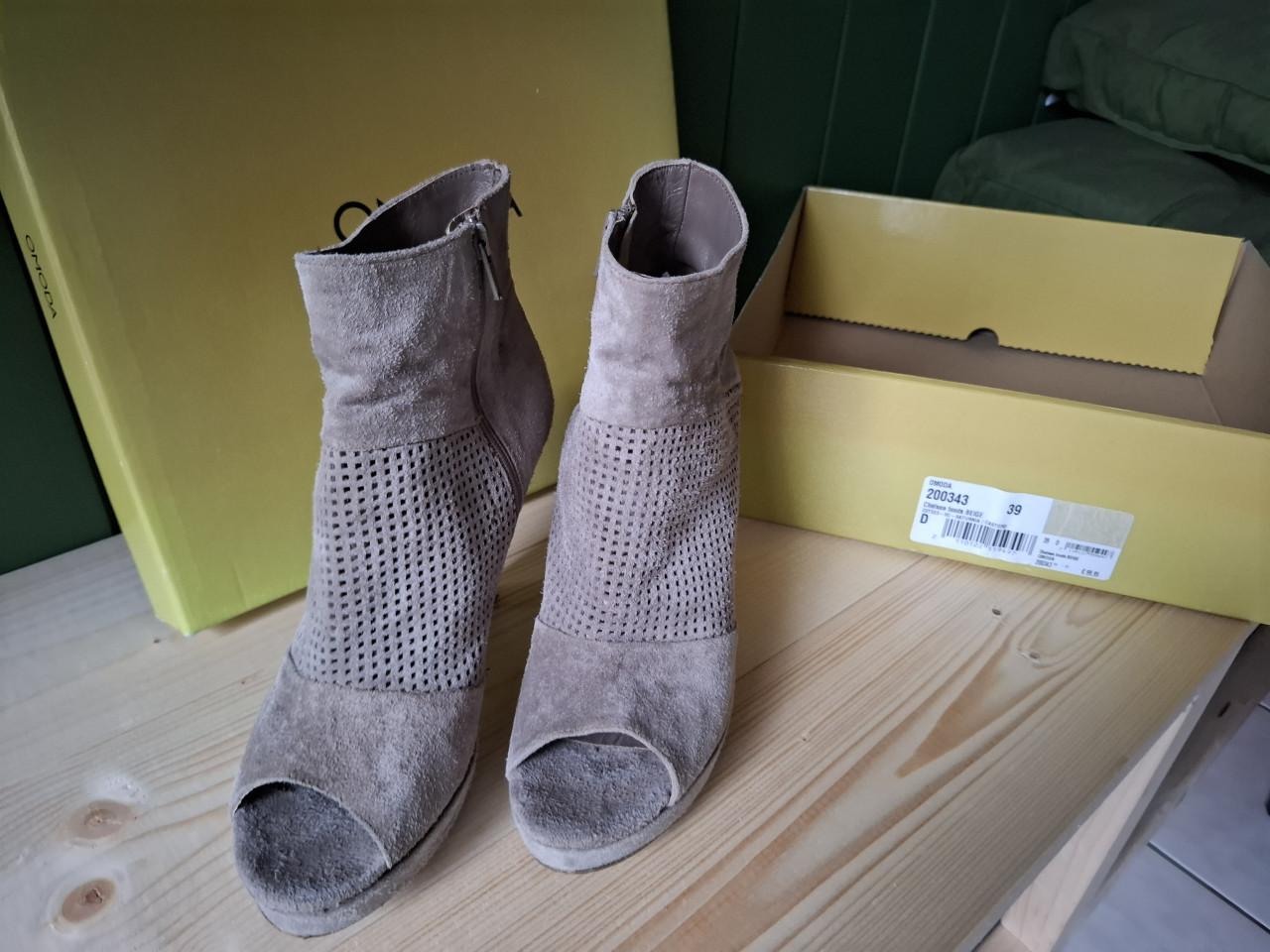 Te koop: Omoda damesschoen, kleur beige , maat 39