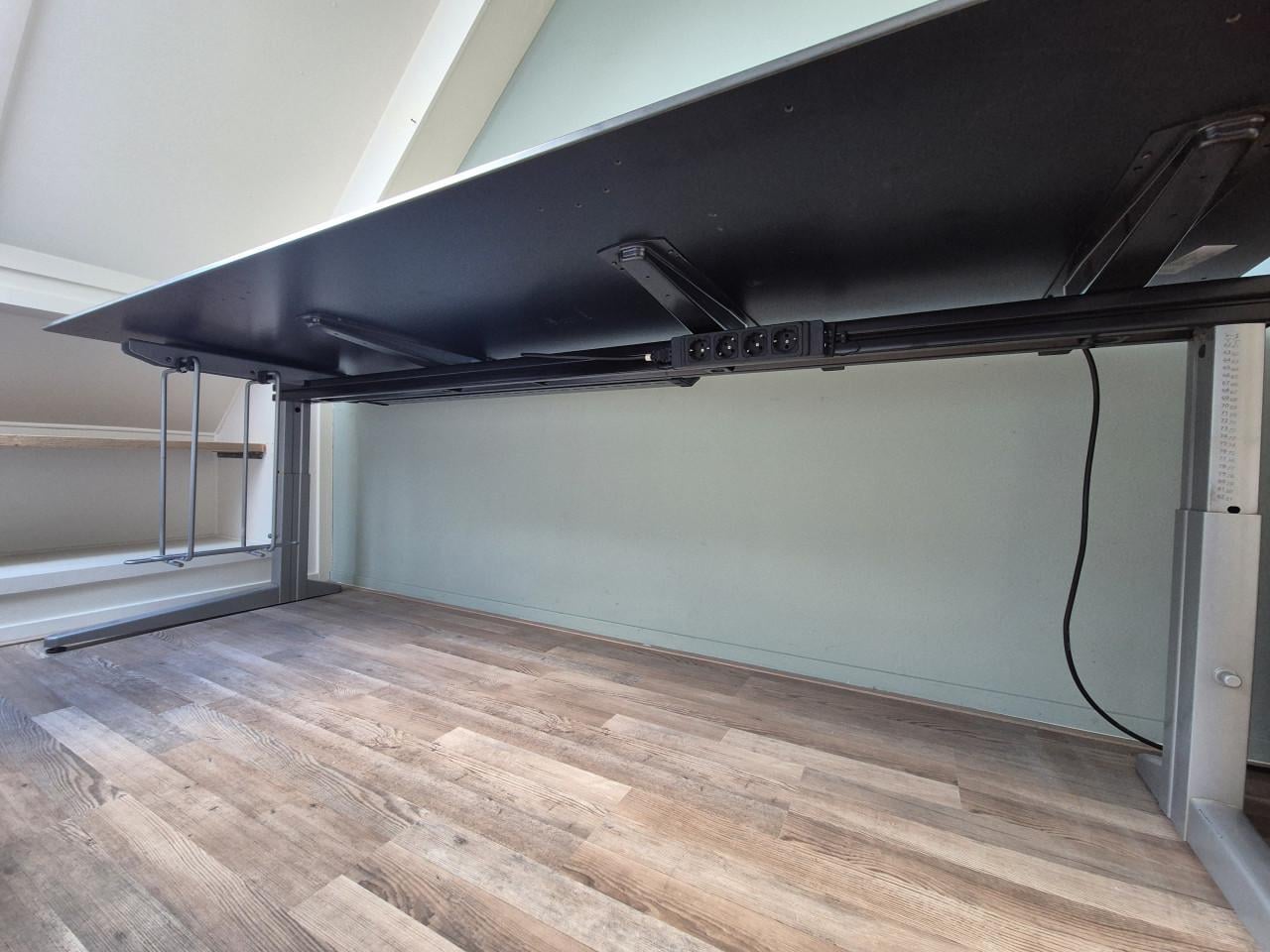 Ahrend bureau in hoogte verstelbaar