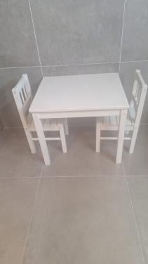 Kinder tafel met stoeltjes