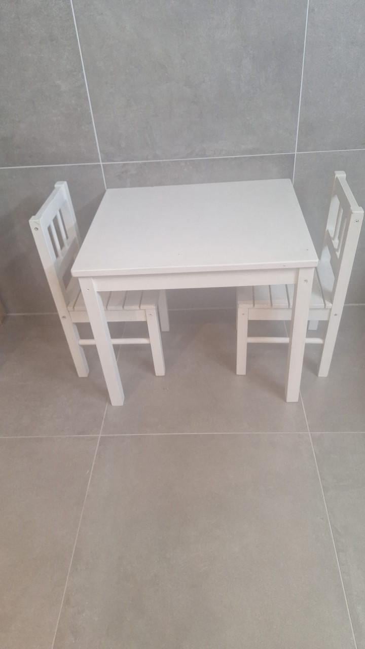 Kinder tafel met stoeltjes