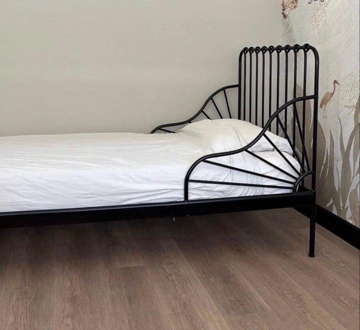 Ikea zwart minnen meegroeibed