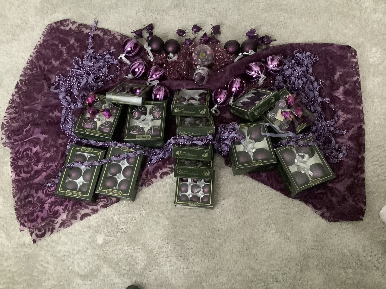 Kerstversiering in paarse kleuren