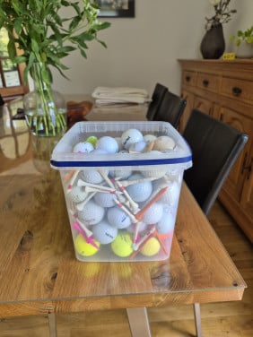 70 golfballen,  inclusief 50 tee's
