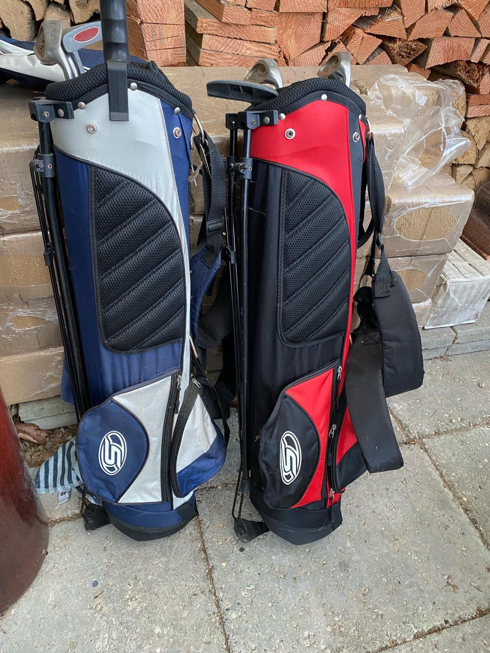 2 golftassen met clubs