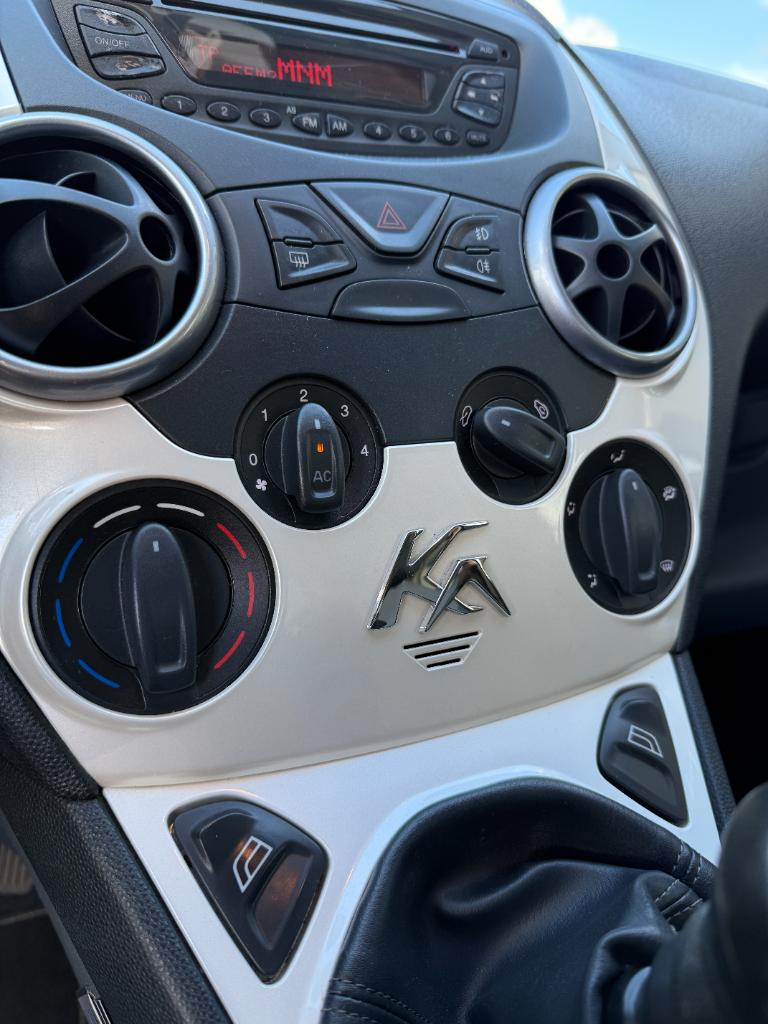 Ford KA 1.2 titanium - airco - nieuwe distributie