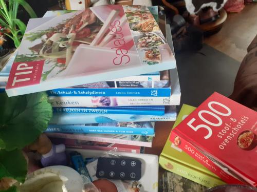 15 x Kookboeken ......&.... 8 stuks WO-2 & Sleepvaart...10 x