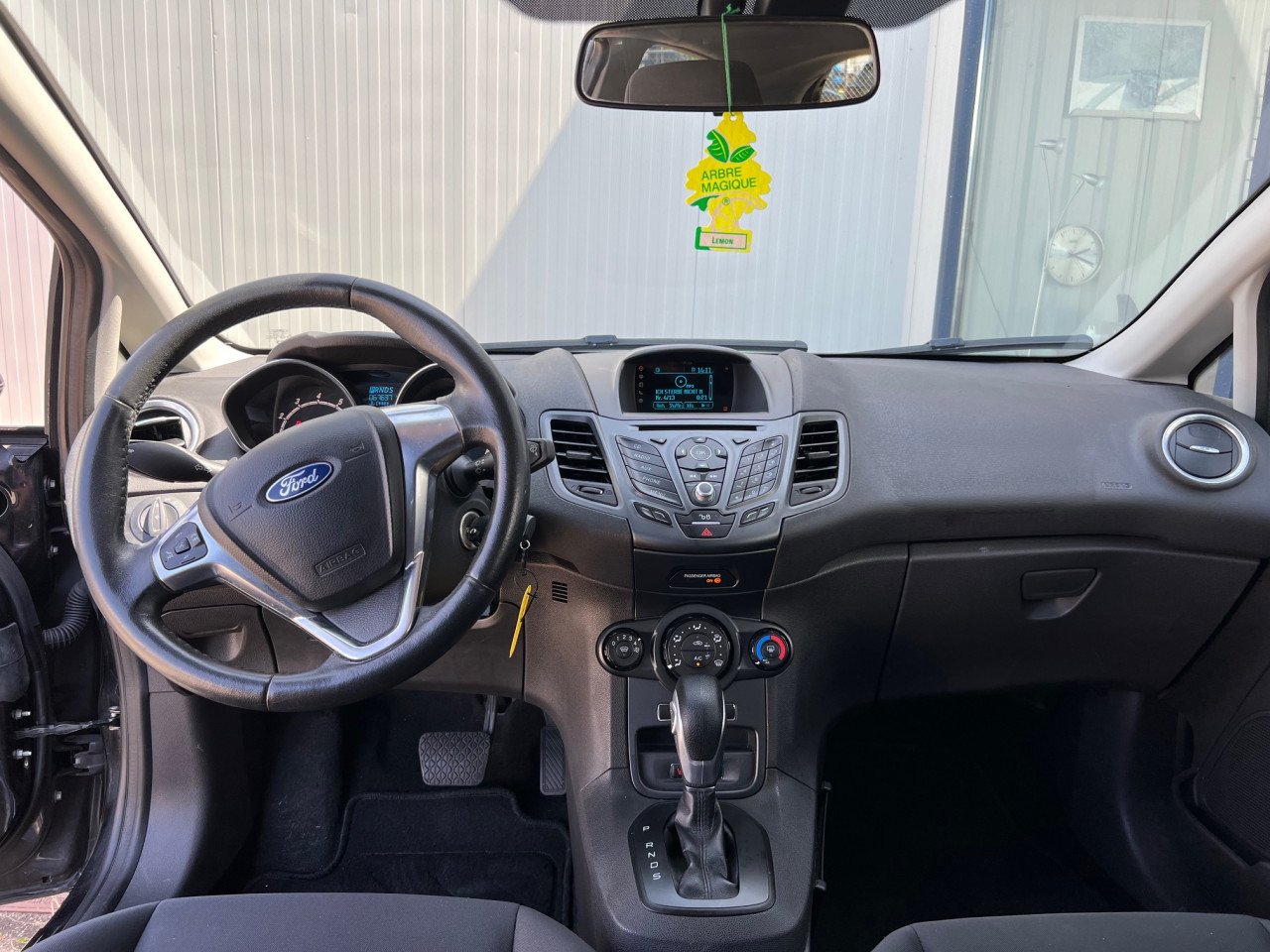 Zeer fraaie Ford Fiesta uit 2015 met 67.000 km Automaat!!