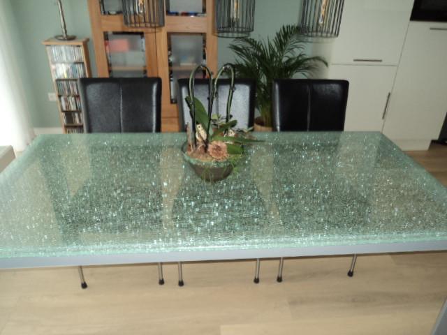 Te koop mooie  crash glazen eettafel met metalen poten grijs