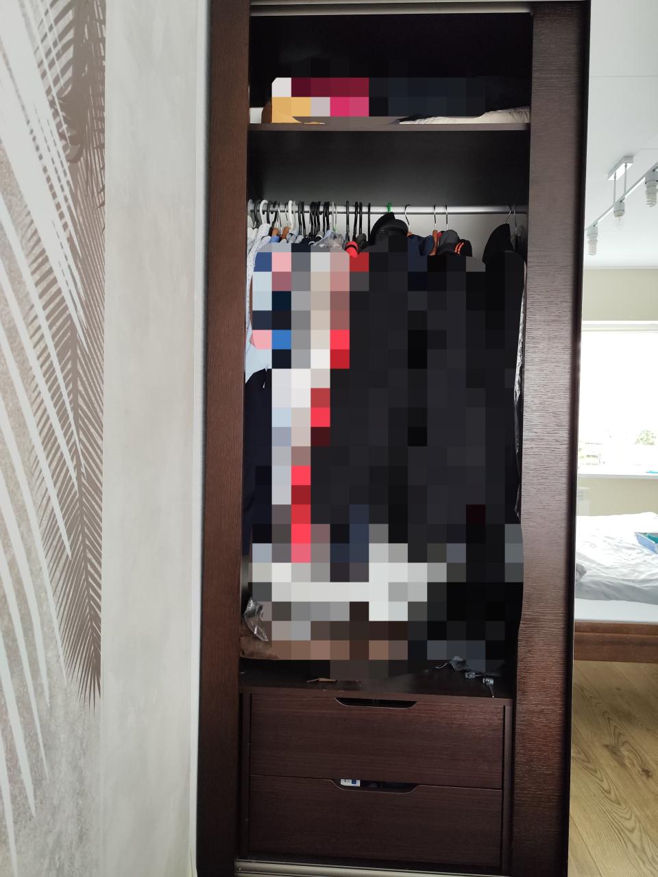 Ruime kledingkast met schuifdeuren met grote spiegel