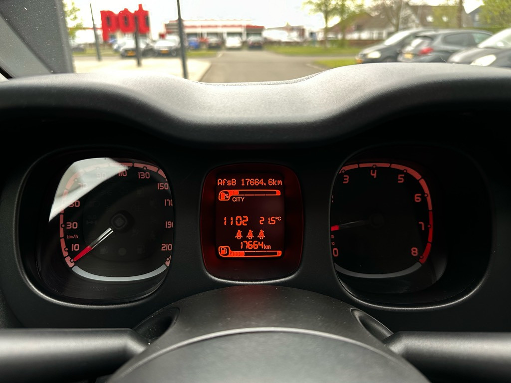 Fiat Panda 1.0 hybrid red cross hybrid // nieuwstaat // 17.000km //