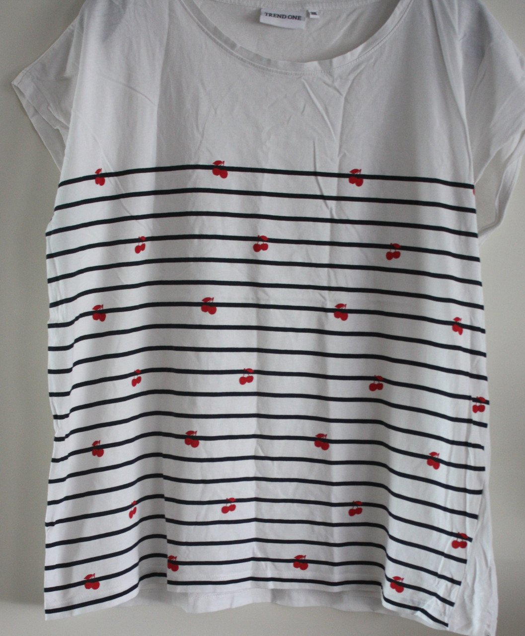 Shirt  wit met zwarte strepen en kersen print maat 3xl